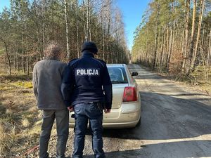 Policjant z zatrzymanym kierowcą