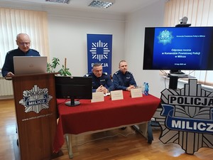 Komendant Powiatowy Policji w Miliczu inspektor Mariusz Tański przemawia w trakcie odprawy służbowej z udziałem zaproszonych gości