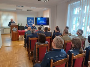 Komendant Powiatowy Policji w Miliczu inspektor Mariusz Tański przemawia w trakcie odprawy służbowej z udziałem zaproszonych gości