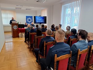 Komendant Powiatowy Policji w Miliczu inspektor Mariusz Tański przemawia w trakcie odprawy służbowej z udziałem zaproszonych gości