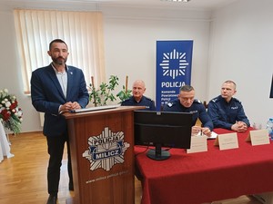 Burmistrz Milicza Wojciech Piskozub przemawia w trakcie odprawy służbowej z udziałem zaproszonych gości