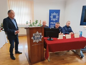 Prokurator Rejonowy w Miliczu Tadeusz Tratkowski przemawia w trakcie odprawy służbowej z udziałem zaproszonych gości
