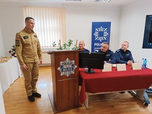 Komendant Powiatowy Państwowej Straży Pożarnej w Miliczu brygadier Piotr Kłonowski przemawia w trakcie odprawy służbowej z udziałem zaproszonych gości