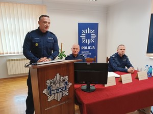 Komendant Wojewódzki Policji we Wrocławiu nadinspektor Paweł Półtorzycki przemawia w trakcie odprawy służbowej z udziałem zaproszonych gości