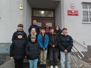 Goście przed milicką komendą Policji