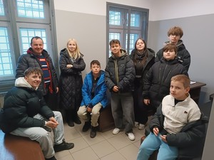 Goście w trakcie wizyty w milickiej komendzie policji