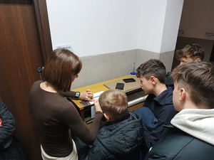Goście w trakcie wizyty w milickiej komendzie policji