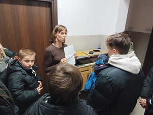 Goście w trakcie wizyty w milickiej komendzie policji