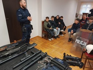 Goście w trakcie wizyty w milickiej komendzie policji