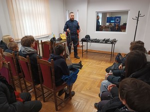 Goście w trakcie wizyty w milickiej komendzie policji