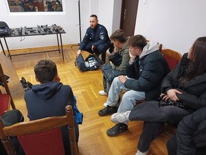 Goście w trakcie wizyty w milickiej komendzie policji