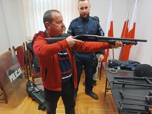 Goście w trakcie wizyty w milickiej komendzie policji