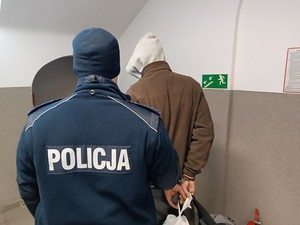 Policjant z zatrzymanym mężczyzną