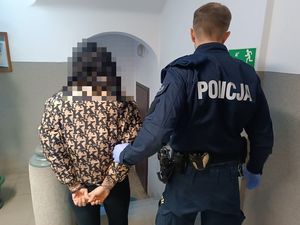 Policjant z zatrzymaną kobietą