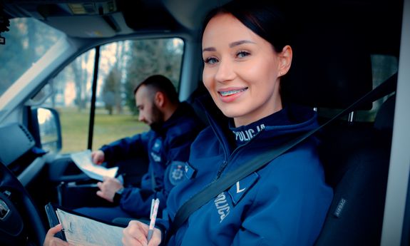 Zdjęcie poglądowe - policjantka w radiowozie