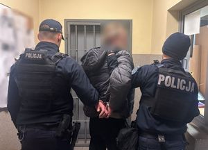 na zdjęciu zatrzymany mężczyzna w komendzie policji