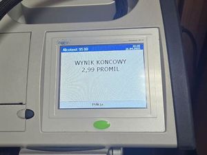 Cofając busem uderzył w dach budynku na stacji paliw – kierowca miał w organizmie aż 3 promile alkoholu!