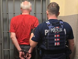 Policjant z zatrzymanym nietrzeźwym kierowcą