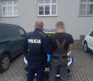 zatrzymany mężczyzna w towarzystwie policjanta