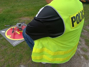 Policjant obok drona