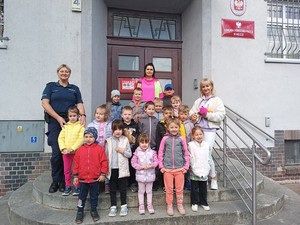 Przedszkolaki w trakcie wizyty u milickich policjantów
