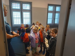 Przedszkolaki w trakcie wizyty u milickich policjantów