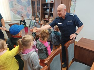 Przedszkolaki w trakcie wizyty u milickich policjantów
