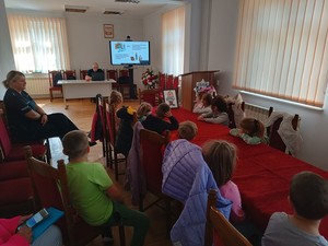 Przedszkolaki w trakcie wizyty u milickich policjantów