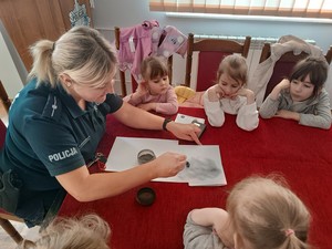 Przedszkolaki w trakcie wizyty u milickich policjantów
