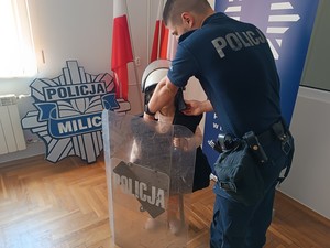 Przedszkolaki w trakcie wizyty u milickich policjantów