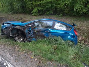 Czołowe zderzenie na DK-15. Dwie osoby trafiły do szpitala