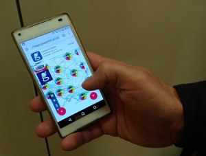 Zdjęcie poglądowe - telefon z włączoną aplikacją KMZB
