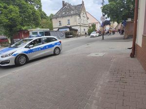 Policjanci w trakcie zabezpieczenia marszu