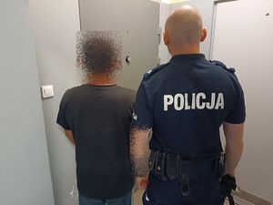 Policjant z zatrzymanym mężczyzną