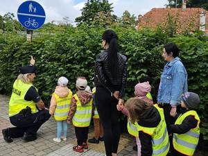 Profilaktyczny spacer policjantki z małymi przedszkolakami