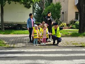 Policjantka w trakcie spaceru z przedszkolakami