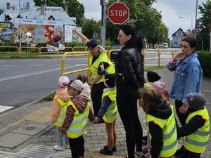 Policjantka w trakcie spaceru z przedszkolakami