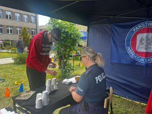 Policjantka w trakcie spotkania z młodzieżą