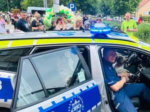 Policjanci w trakcie pikniku przed Urzędem Miejskim w Miliczu z okazji Dnia Dziecka