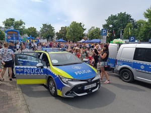 Policjanci w trakcie pikniku przed Urzędem Miejskim w Miliczu z okazji Dnia Dziecka