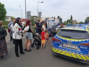 Policjanci w trakcie pikniku przed Urzędem Miejskim w Miliczu z okazji Dnia Dziecka