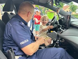 Policjanci w trakcie pikniku przed Urzędem Miejskim w Miliczu z okazji Dnia Dziecka