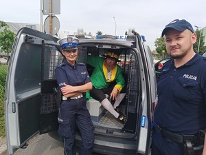 Policjanci w trakcie pikniku przed Urzędem Miejskim w Miliczu z okazji Dnia Dziecka