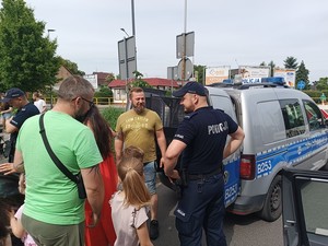 Policjanci w trakcie pikniku przed Urzędem Miejskim w Miliczu z okazji Dnia Dziecka