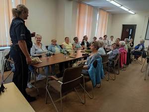 Policjantka w trakcie spotkania z seniorami