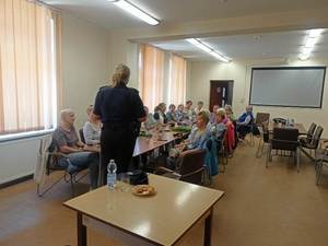 Policjantka w trakcie spotkania z seniorami