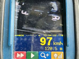 Nadmierna prędkość przyczyną wielu wypadków drogowych – kierująca BMW na trzy miesiące straci prawo jazdy za znaczne przekroczenie dopuszczalnej prędkość jazdy w terenie zabudowanym