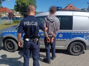 Jechał rowerem będąc pod wpływem alkoholu – trafił do policyjnego aresztu, bo był poszukiwany przez milicki sąd