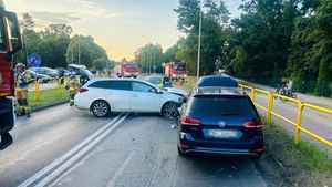 pojazdy na tle straży pożarnej