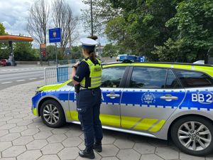 druga policjantka Wydziału Ruchu Drogowego obserwuje granicę państwa